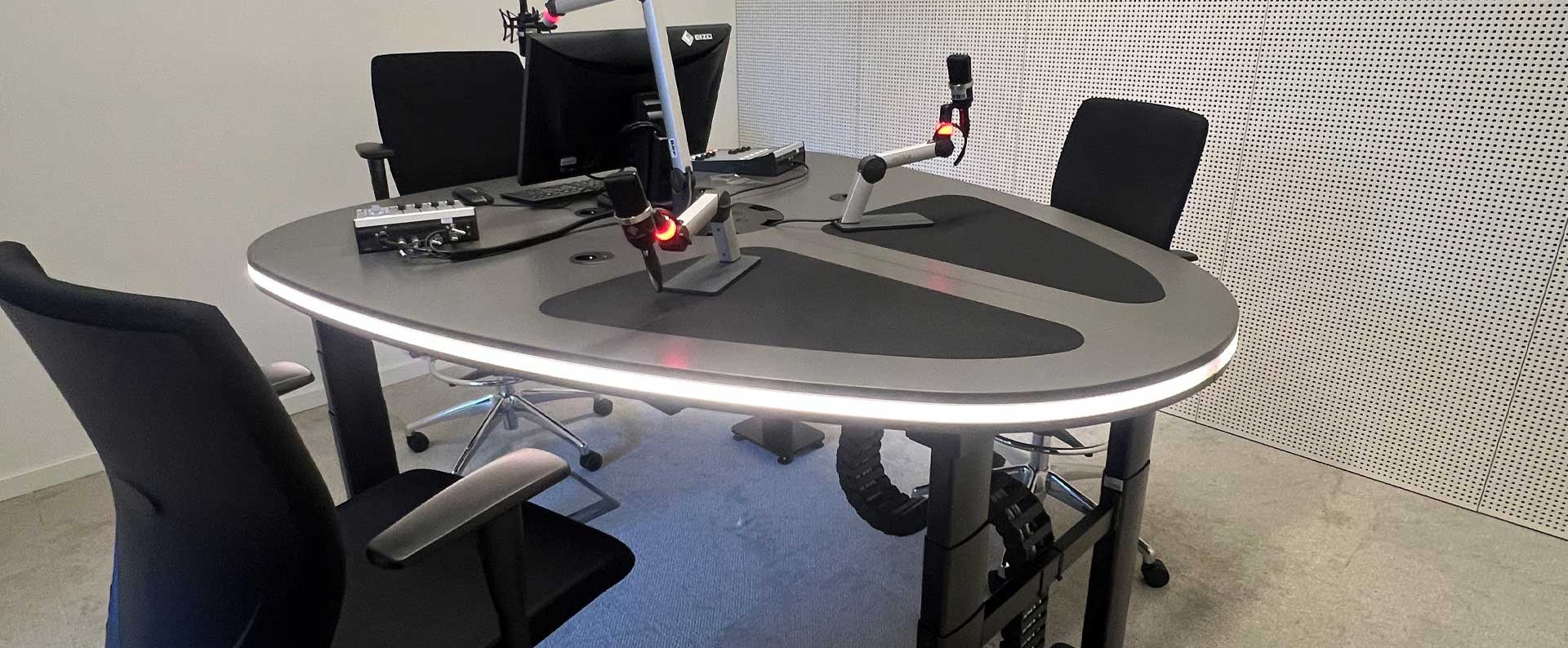 Amptec sit stand podcast desk
