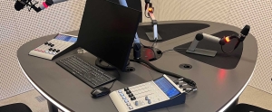Amptec sit stand podcast desk