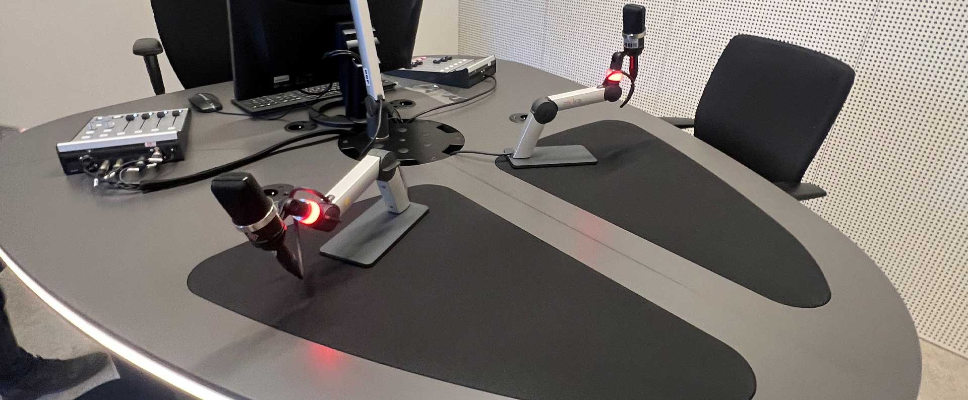 Amptec sit stand podcast desk